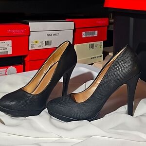Black round toe heels size 7